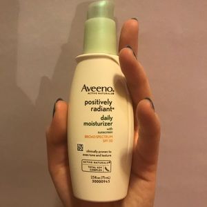 Aveeno Positively Radiant Daily Moisturizes SPF 30